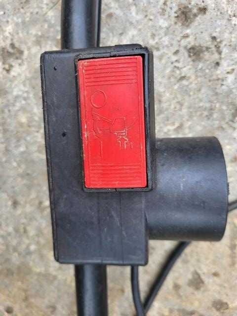 Używany wyłącznik KOSIARKI elektrycznej wraz z uchwytem - kompletny