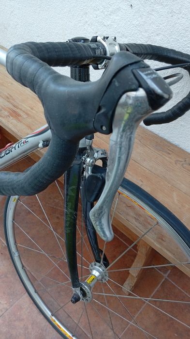 Bicicleta de estrada, quadro Kinesis em bom estado