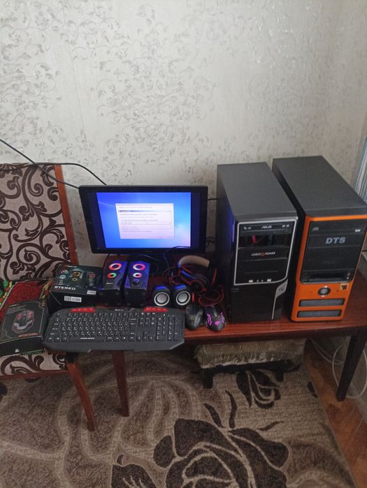 Монітор плюс системні блоки  плюс мишки  і колонки  і клавіатура