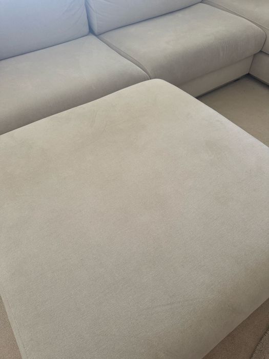 Sofá com chaise long e puff, com tecido fe alta qualidade laválel