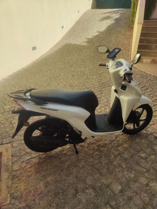 Honda Vision igual nova tudo 100%