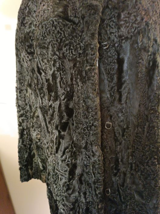 Płaszcz z czarnych karakułów
