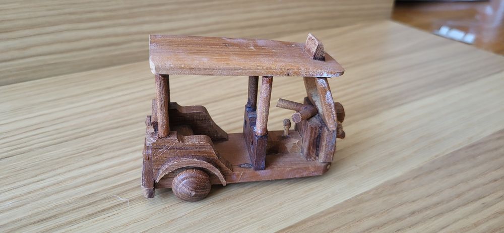 Miniatura de Tuc Tuc em madeira
