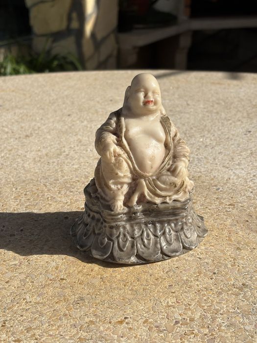 Buda pequeno pintado á mão