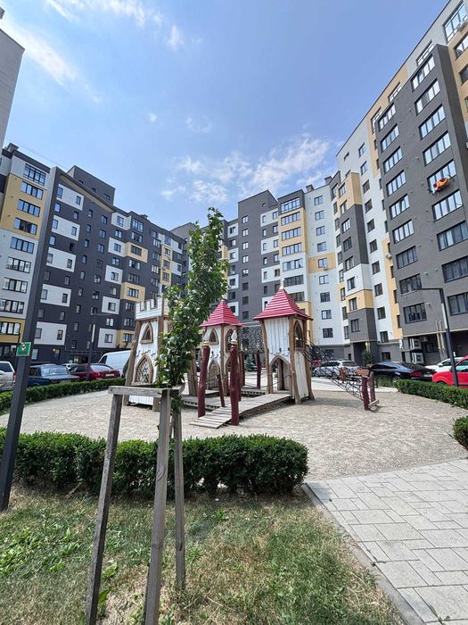 Трикімнатна квартира в зданому будинку поруч парку