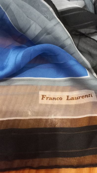 Lenço em tons azuis