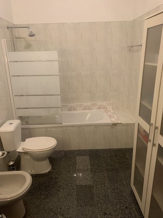 quatro com casa de banho compartilhado