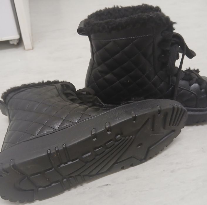 Продам стильні чоботи з еко шкіри