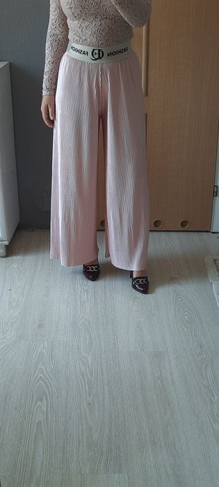 Plisowane szerokie spodnie na gumce,  wada lekkie zaciągnięcie z tyłu