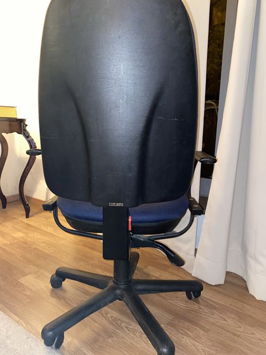 Cadeira de escritorio com rodas