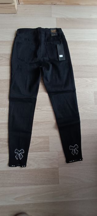 Nowe spodnie czarne z perełkami i z kokardką Trang jeans r. L