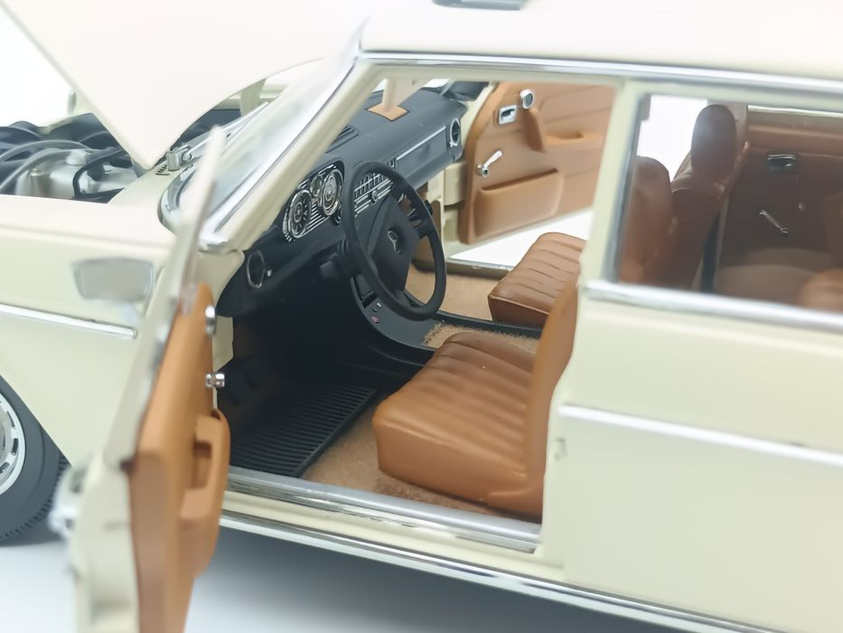 Mercedes Benz 115 1:18 Sun star