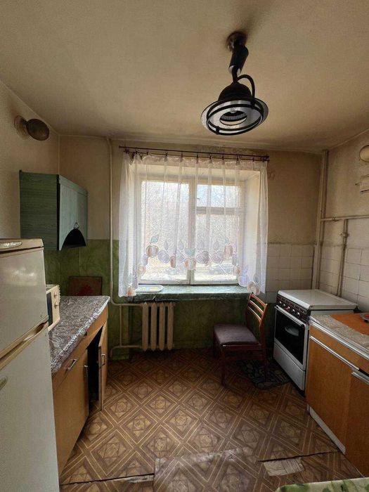 Продаж чешки біля Проміня без ремонту.