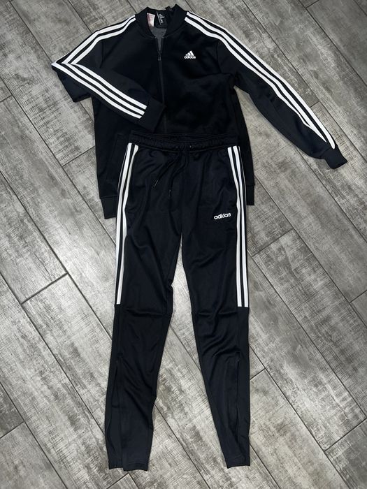 Костюм adidas стильний