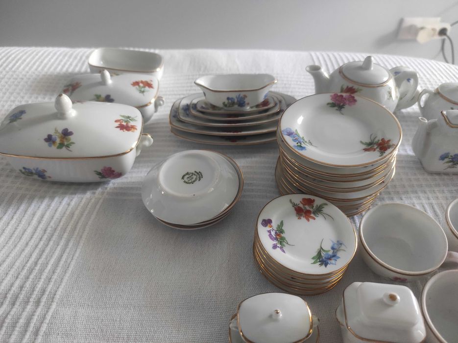 Serviço de jantar e de chá miniatura Vista Alegre Coleccionador