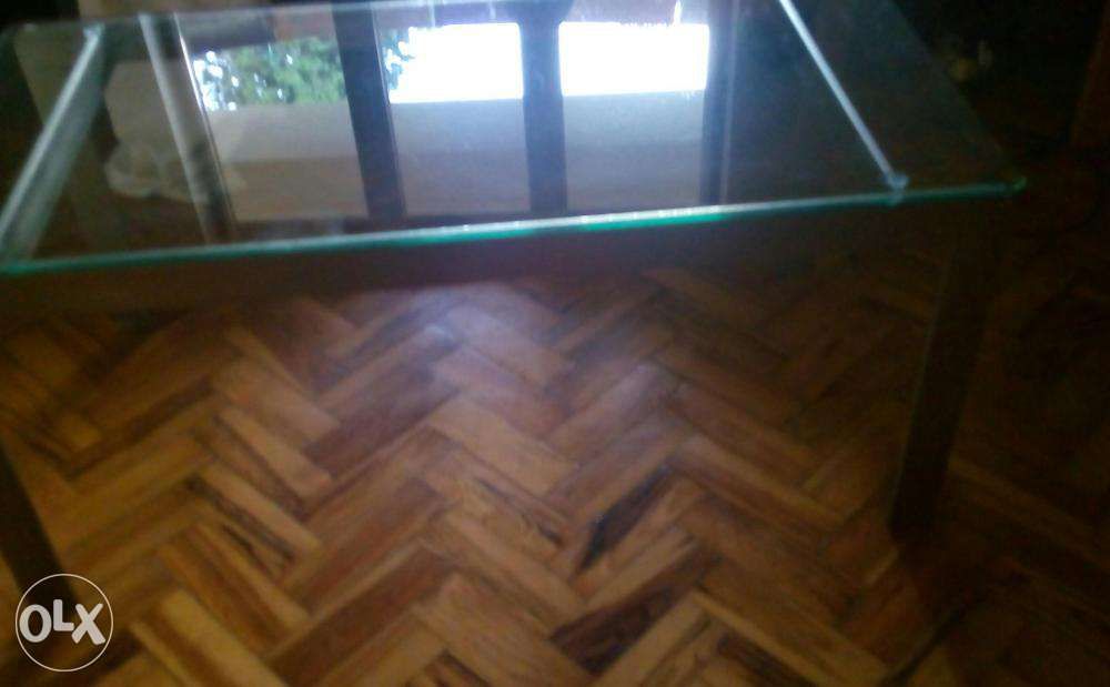 2 Mesas de Centro - vidro e inox, Madeira.