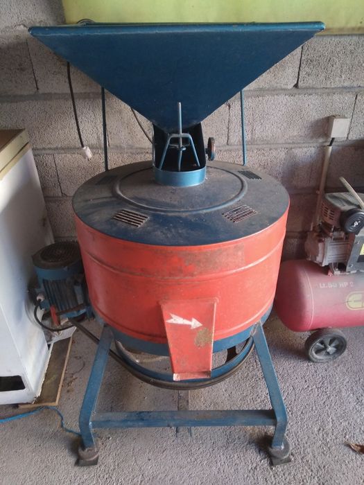 Moinho eletrico com pouco uso