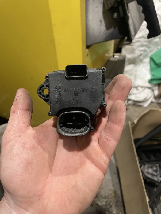 Реостат резистор реле вентилятора Peugeot 307 Citroen C4 9658508980