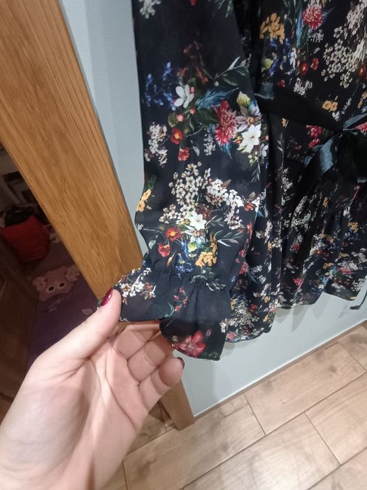 Czarna sukienka w kolorowe kwiaty