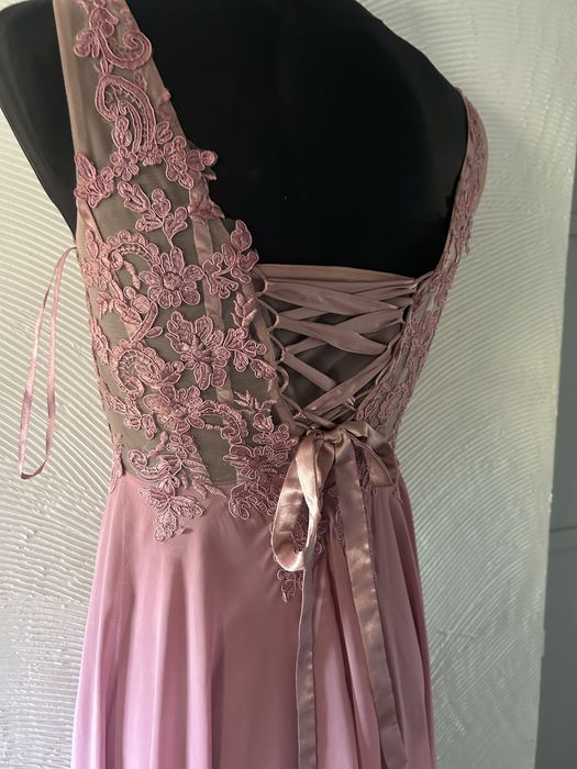 Elegancka sukienka balowa z koronkowym gorsetem