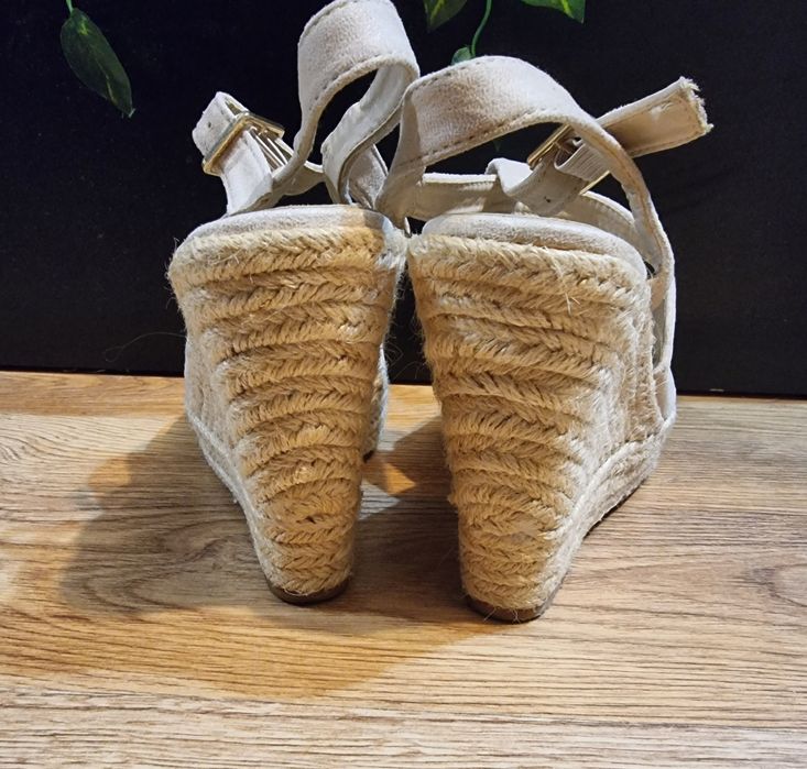 Koturny na słomianej podeszwie