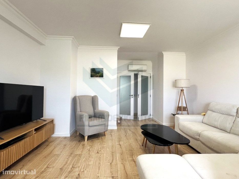 Apartamento T2 Central, 1.º Andar, Estacionamento, Azeitão