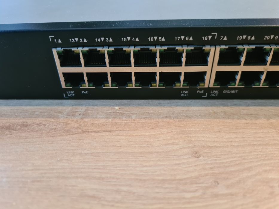 switch Cisco SG200-26P 26-Port Gigabit PoE Smart Switch.