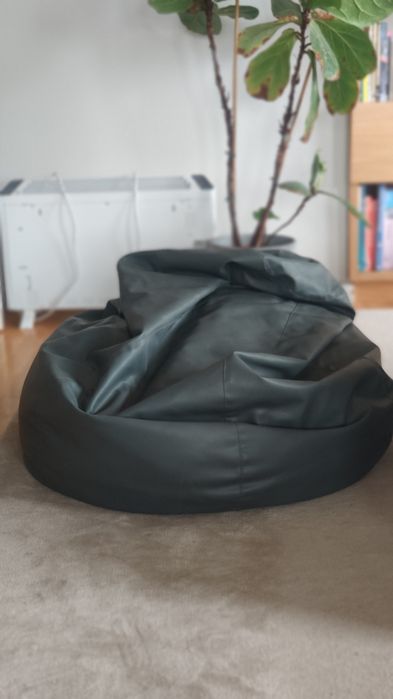 Sofá de couro cinza com 3 lugares. Sofa em pele genuína. Oferta pouf.