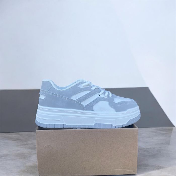 Жіночі весняні кросівки