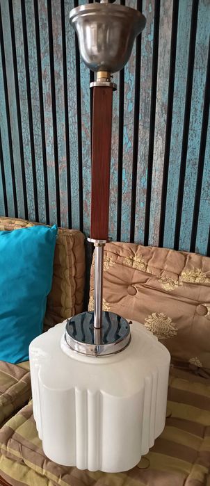 Candeeiro arte deco com vidro opalino branco