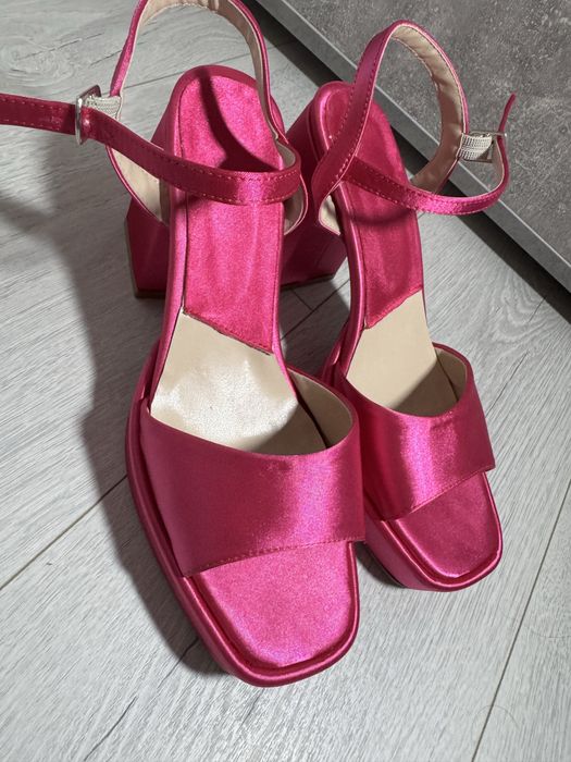 Бархатні босоніжки на каблуку