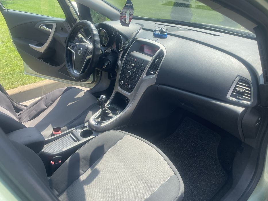Opel Astra J 2011