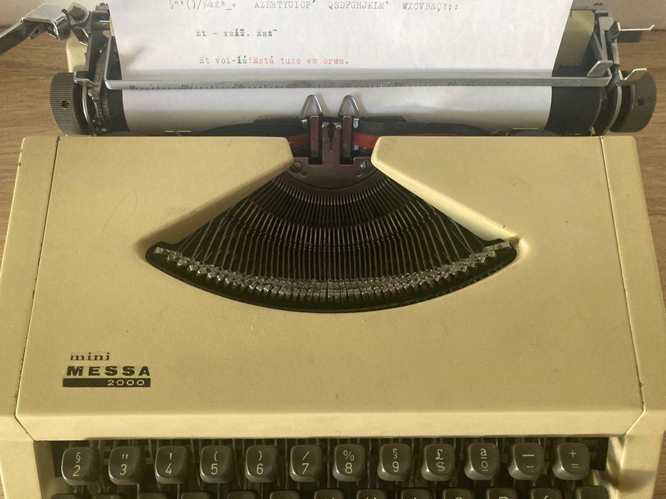Máquina de escrever  ***  Messa