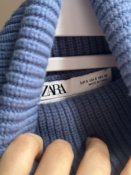 Sweter z wysokim kołnierzem Zara o skróconym kroju