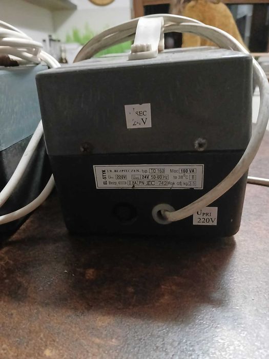 Transformator elektryczny sporej mocy. Trafo bezpieczeństwa.