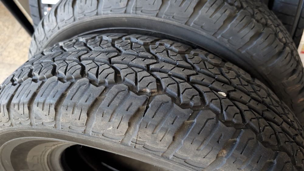 Pneus A/T como novos 215 R15