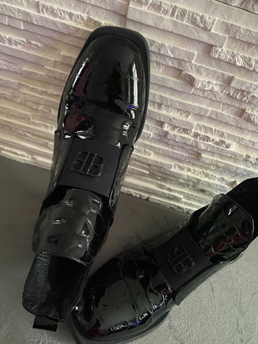 Botki skórzane Boccato lakierowane z ozdobną gumą