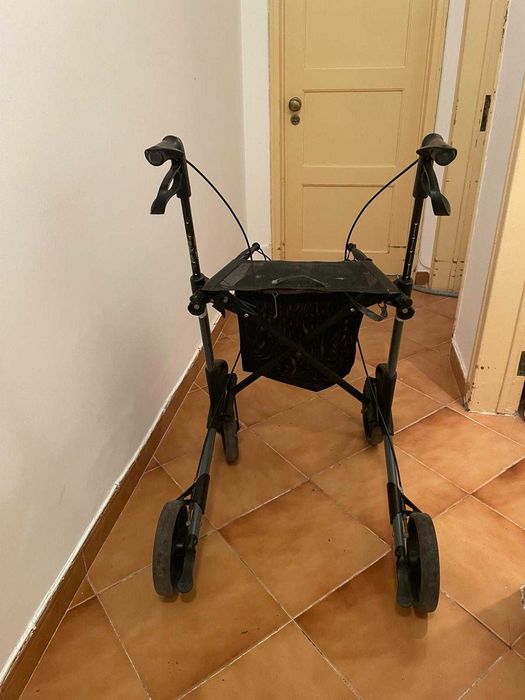 Andarilho de 4 Rodas com Assento, Travões e Cesto
