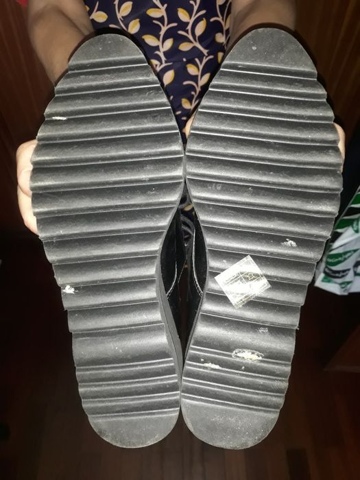 Sapatos pretos de verniz