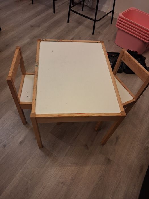 Mesa de criança ika em bom estado