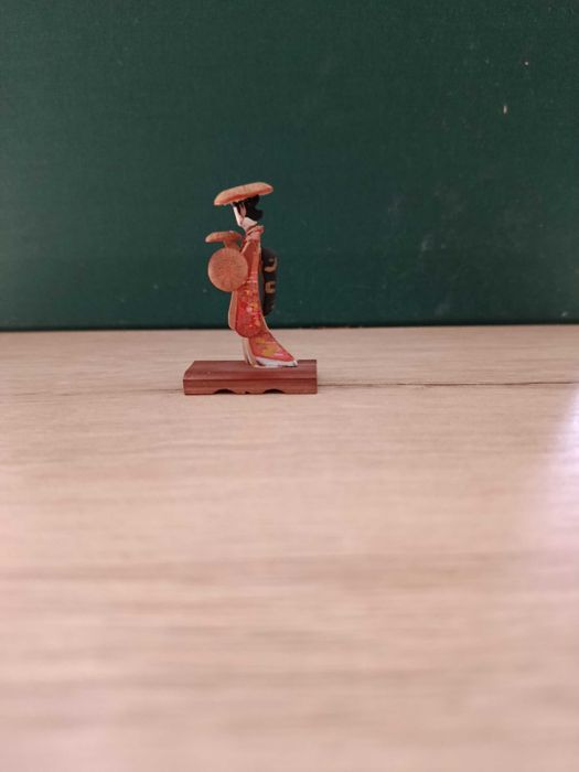 Japonia - miniaturowa,  japońska figurka - gejsza - wykonana z bambusa
