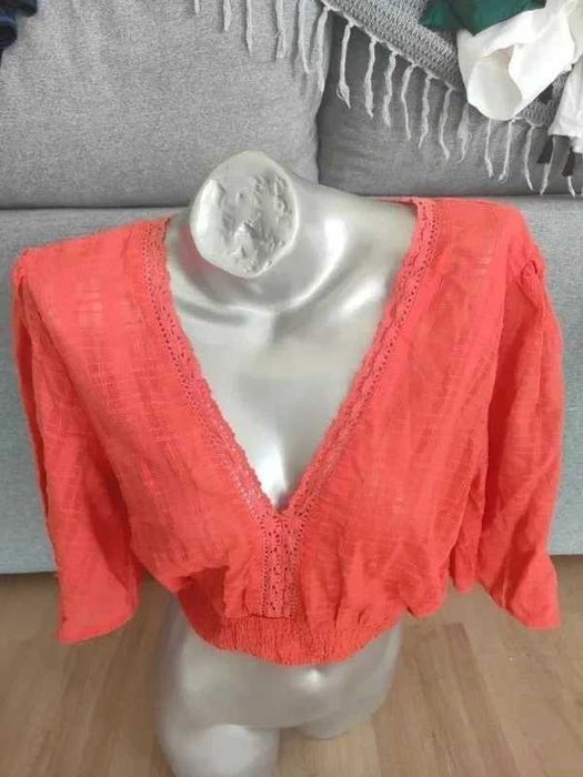 Top Curto Coral com Detalhes em Renda – Estilo Boho Chic Lanidor