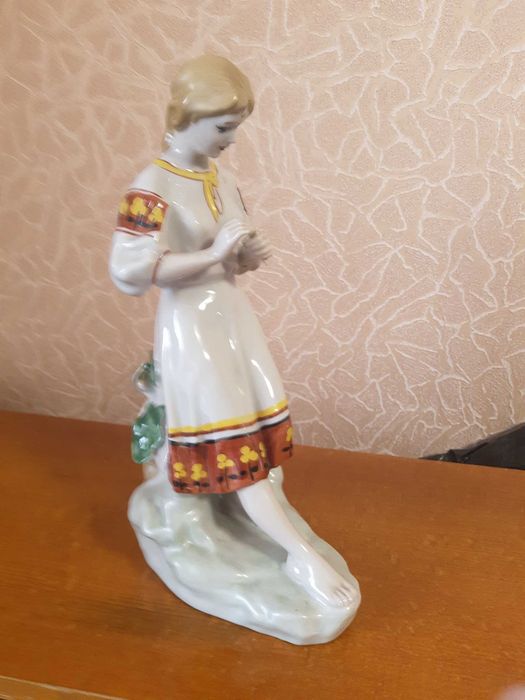 Статуетка «Українка», порцеляна, вінтаж, рідкісна.