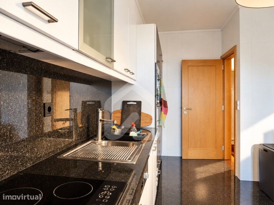 Apartamento T2 - Mobilado com 2 Lugares de Garagem