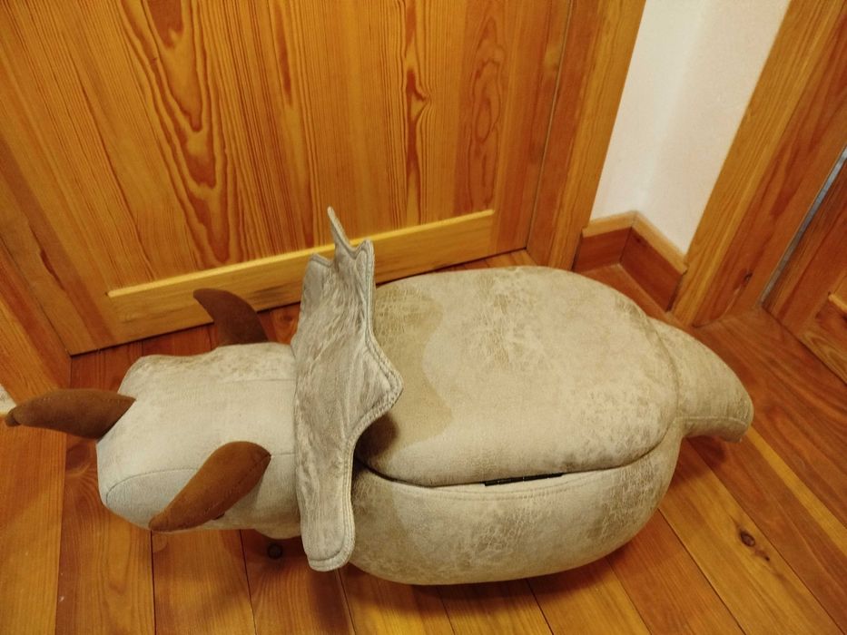 Pufa że schowkiem Beliani dinozaur triceratops