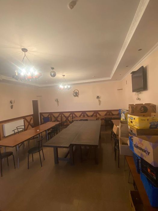 Діючий магазин з кафе з великою земельною ділянкою.