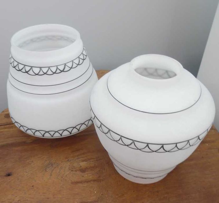 Abajures/globo em vidro branco duplo opalino com pintura – Anos 50