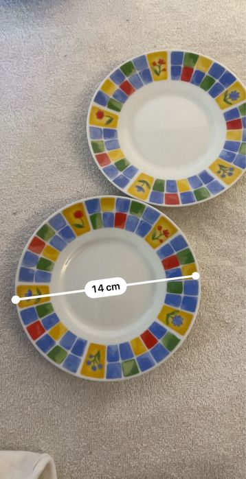 2 pratos de sobremesa com borda colorida