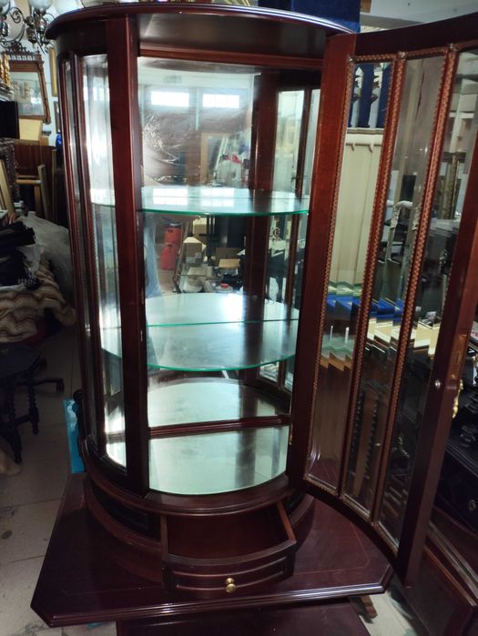 Cristaleira em madeira com prateleiras em vidro e fundo em espelho