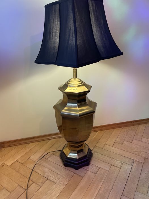 Lampa stojaca na metalowym korpusie